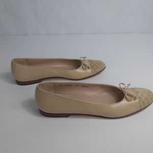 SalvaroreFerragamo beige flat shoe with decorative  bow and velvety quil…